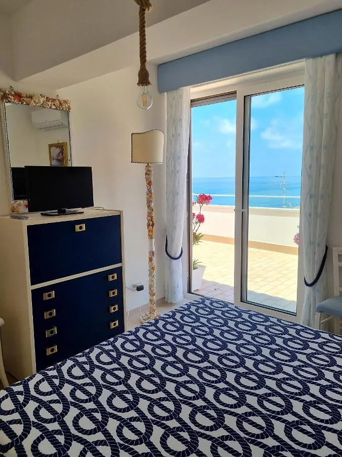 Villa Attico Sul Mare Brolo 0*,