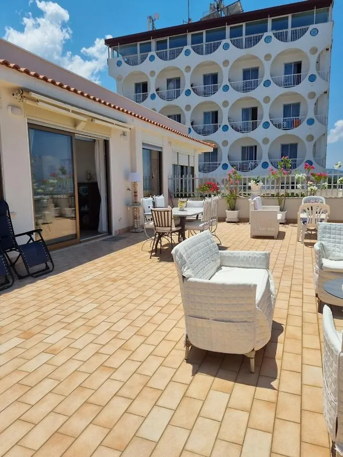 Villa Attico Sul Mare Brolo Hébergement de vacances
