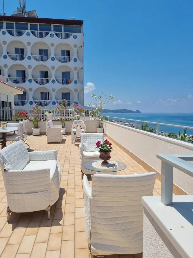 Дом отдыха Вилла Attico Sul Mare Броло Италия