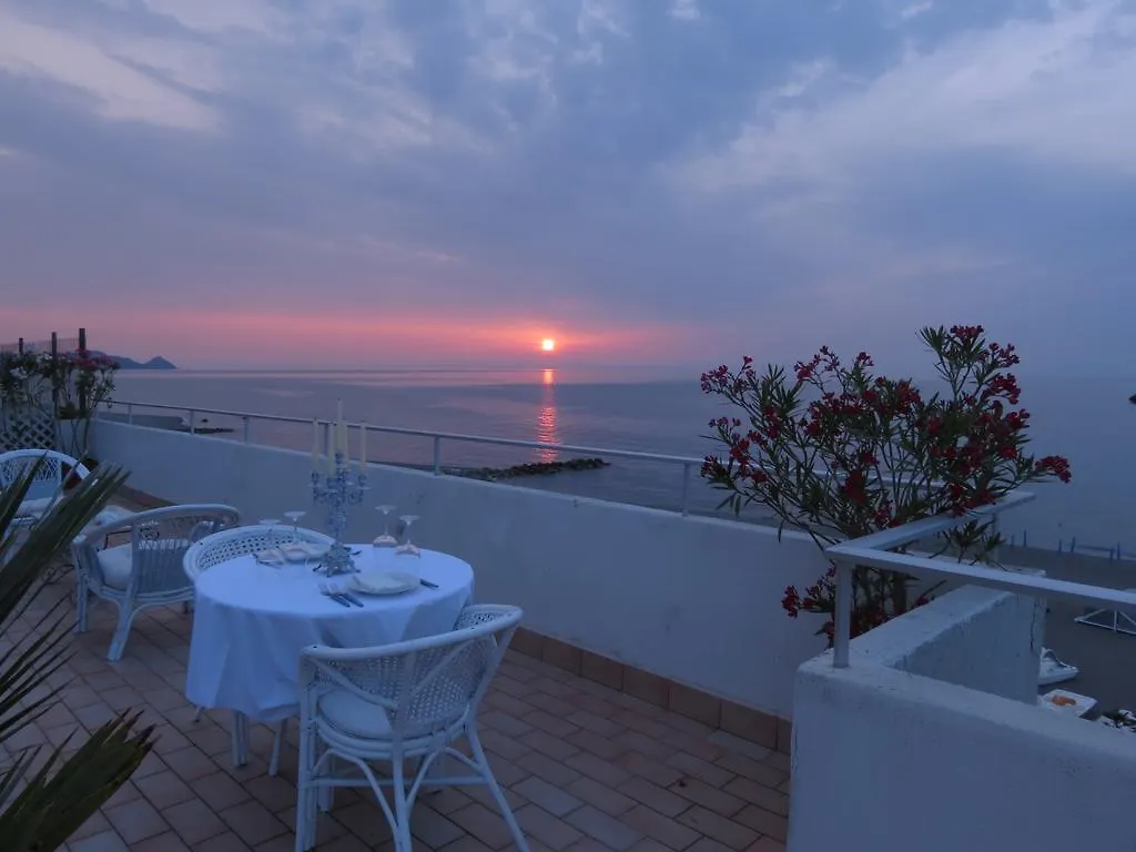 Villa Attico Sul Mare Brolo Hébergement de vacances