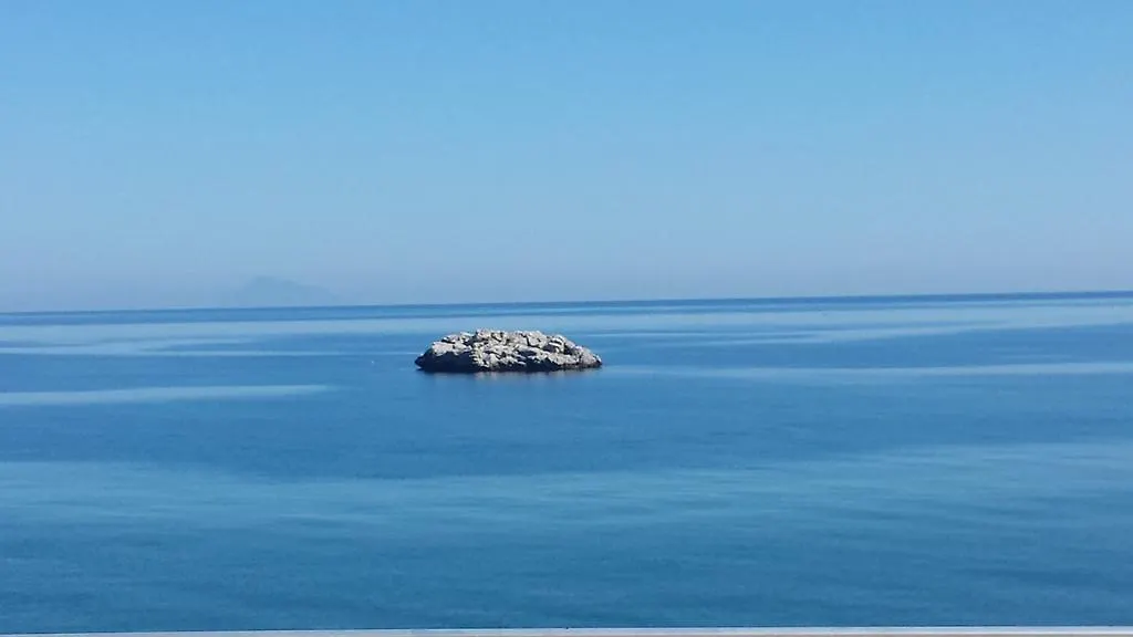 Villa Attico Sul Mare Brolo 0*,