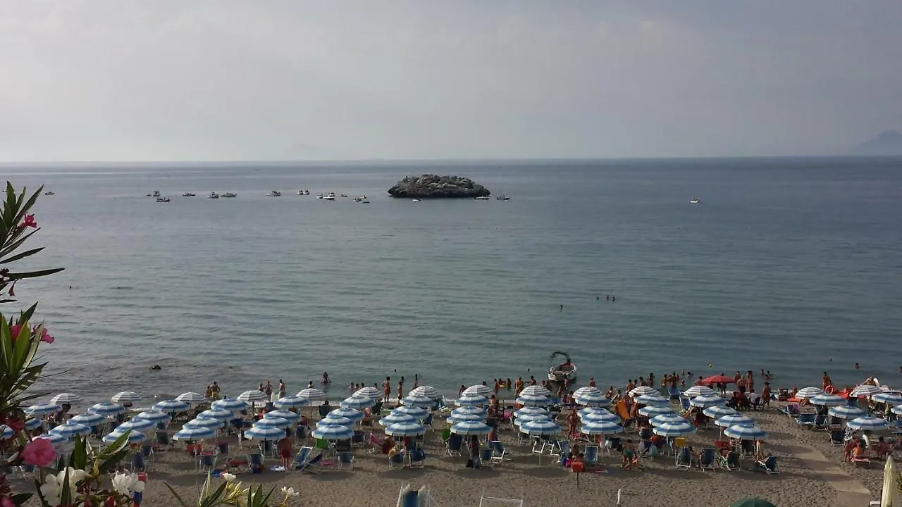 Villa Attico Sul Mare Brolo Hébergement de vacances