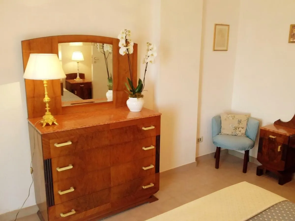 Villa Attico Sul Mare Brolo 0*,